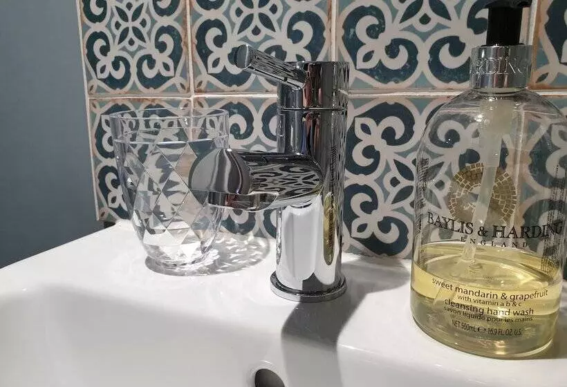 בית מלון כפרי Starlings Guest House