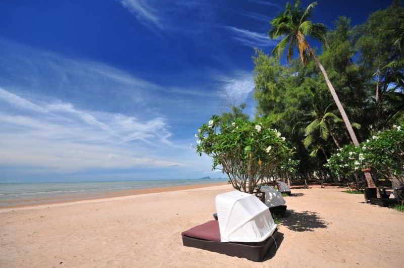 استراحتگاه Dhevan Dara Beach Villa Kuiburi