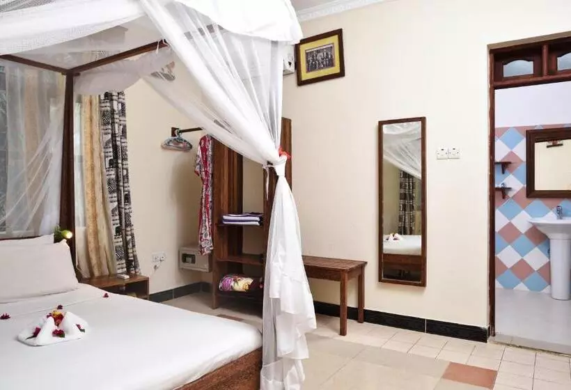 استراحتگاه Mnarani Beach Cottages