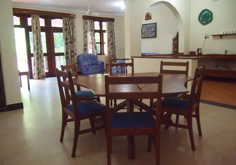 استراحتگاه Mnarani Beach Cottages