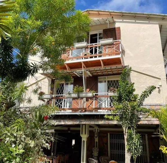 پانسیون Chez Henri