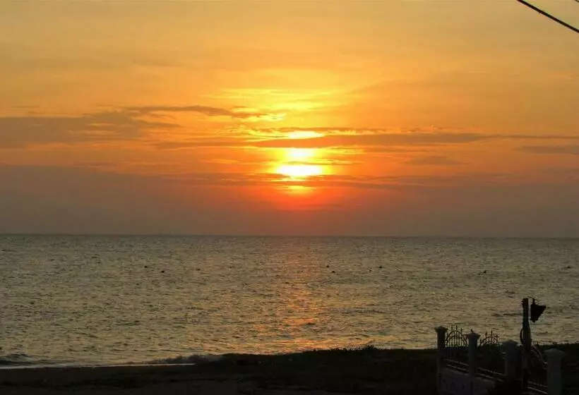 ペンション The Sunrise Beach Cafe And Guesthouse
