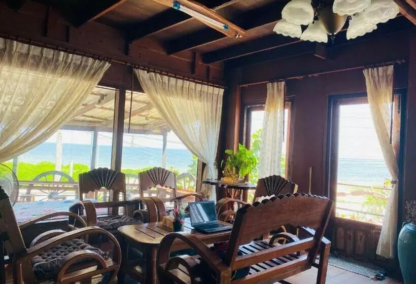 ペンション The Sunrise Beach Cafe And Guesthouse