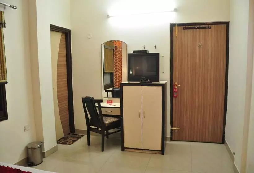 Отель Oyo Rooms Regent Cinema Chowk