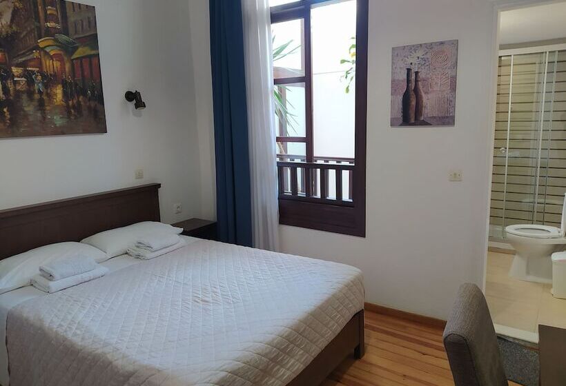 בית מלון כפרי Sea Front Old Town