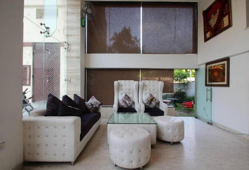 Collection O 8479 Hotel Ambience