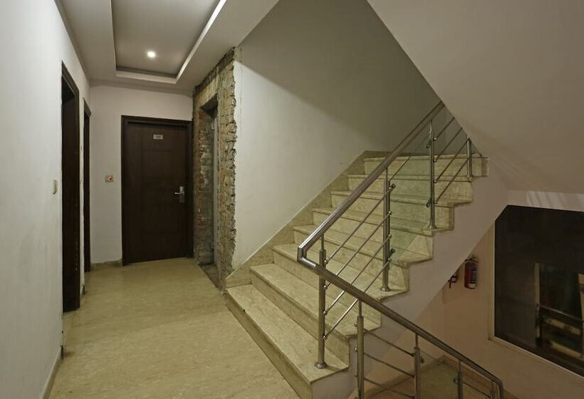 Collection O 8479 Hotel Ambience