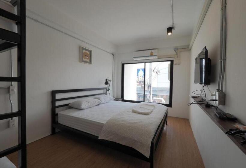 Labkoff Cafe And Hostel