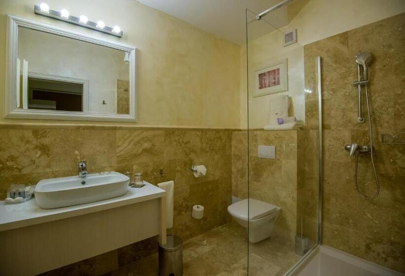 פנסיון French Boutique