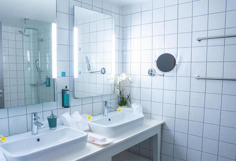 Dina Morgabine Saint Gilles