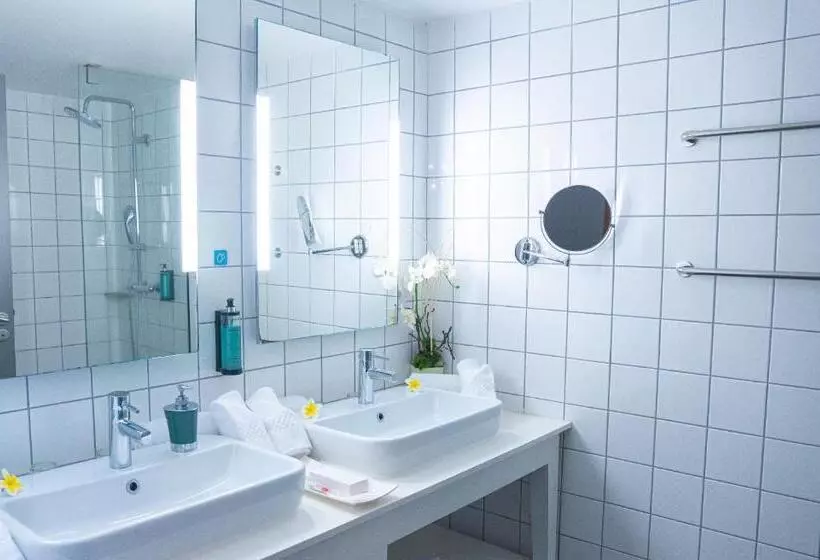 Dina Morgabine Saint Gilles