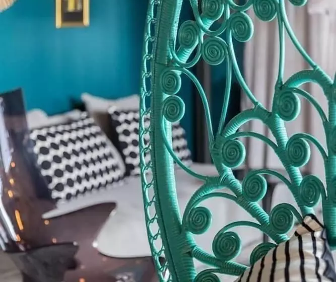 Dina Morgabine Saint Gilles