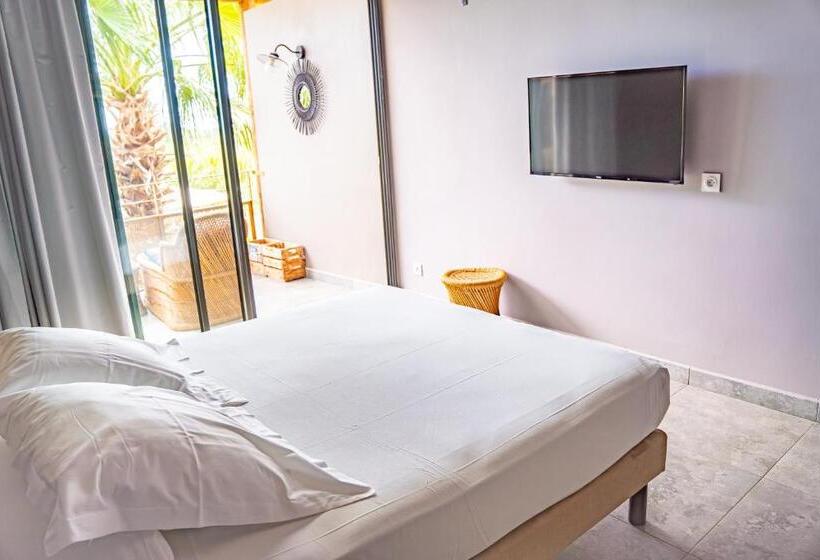 Dina Morgabine Saint Gilles