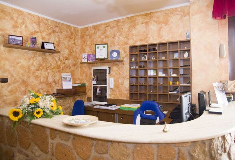 Отель Agriturismo La Rocca Dei Briganti