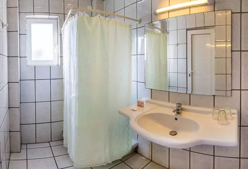 Отель Leonanti Village