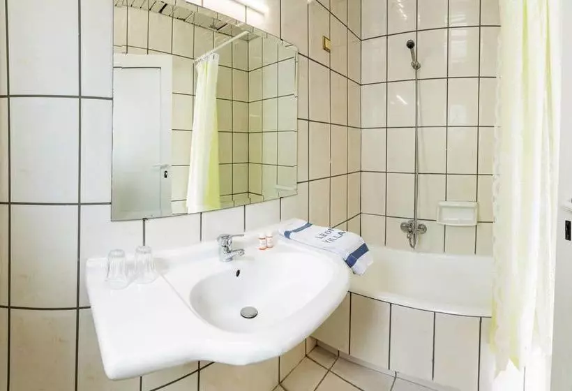 Отель Leonanti Village