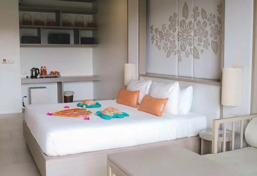 בית מלון כפרי Proud Phuket, Naiyang Beach