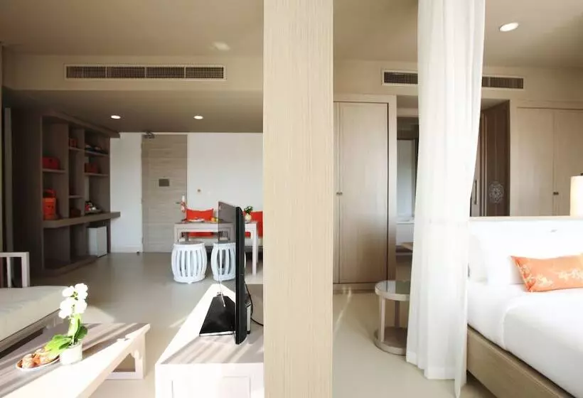 בית מלון כפרי Proud Phuket, Naiyang Beach