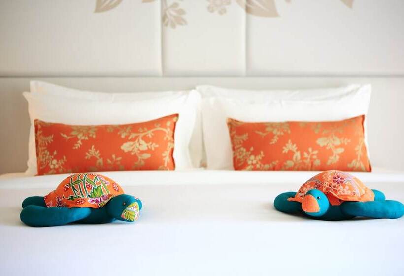 בית מלון כפרי Proud Phuket, Naiyang Beach