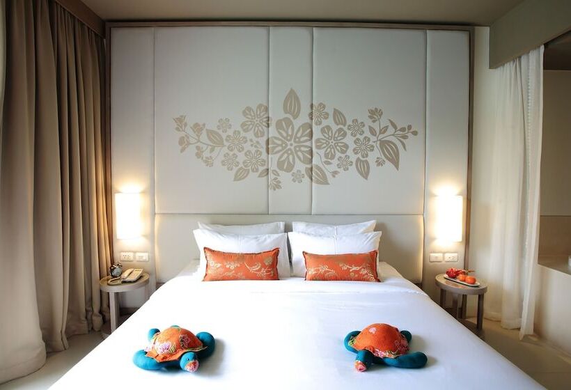 בית מלון כפרי Proud Phuket, Naiyang Beach