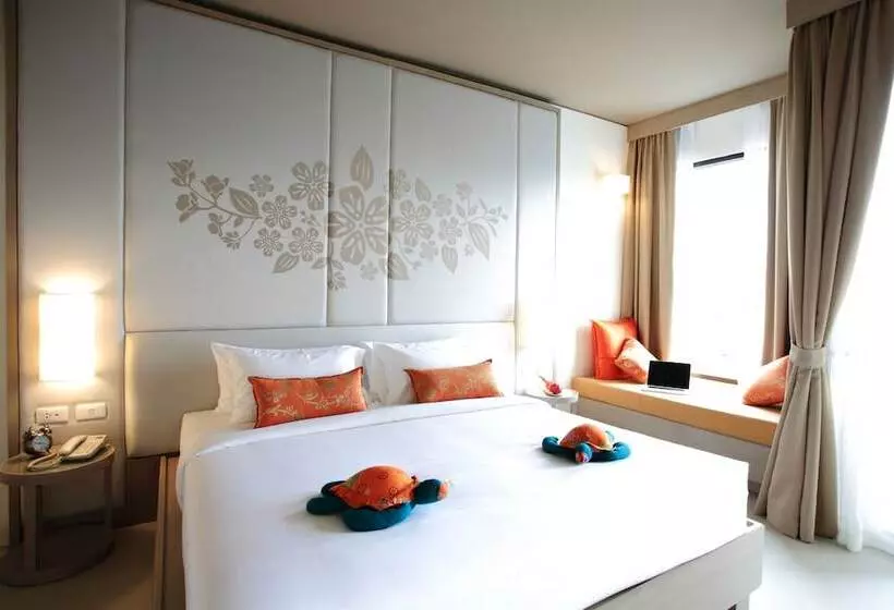 בית מלון כפרי Proud Phuket, Naiyang Beach