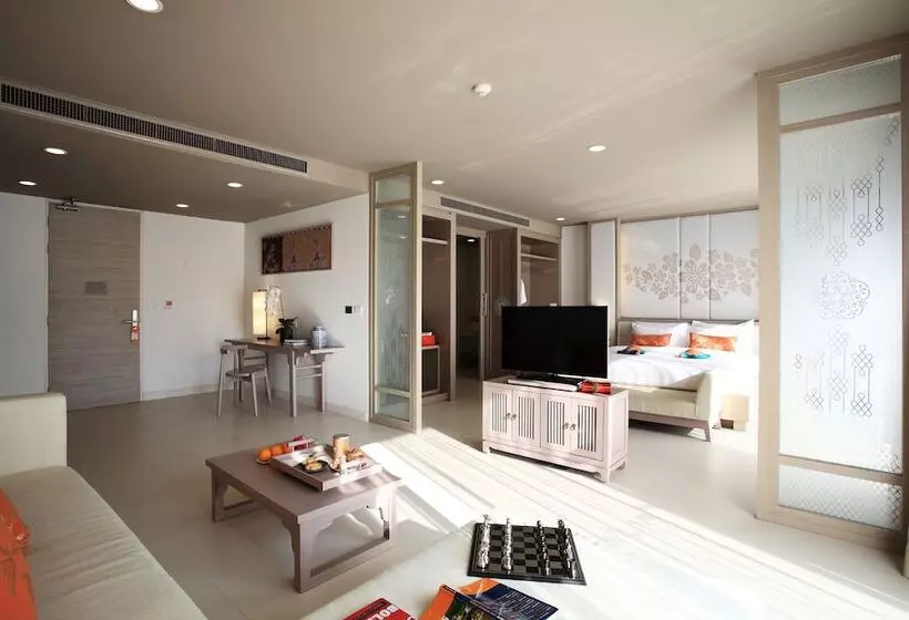 בית מלון כפרי Proud Phuket, Naiyang Beach