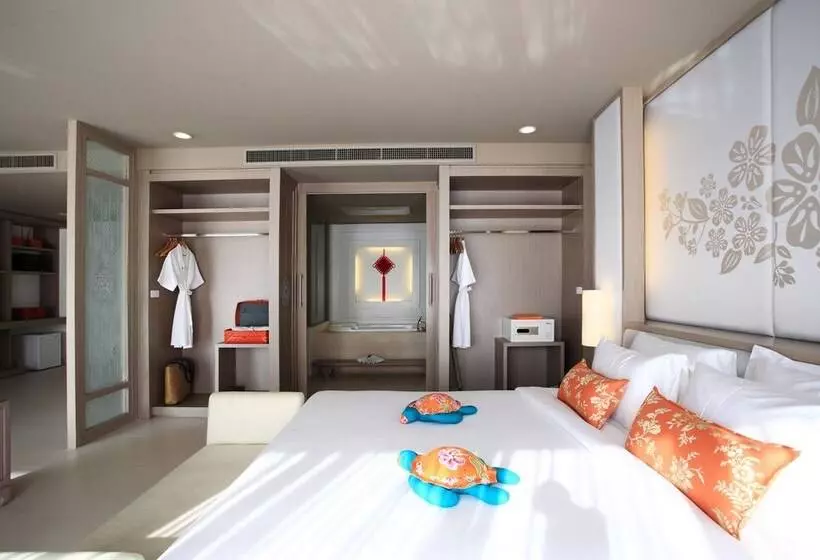 בית מלון כפרי Proud Phuket, Naiyang Beach