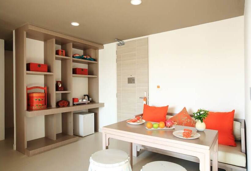 בית מלון כפרי Proud Phuket, Naiyang Beach