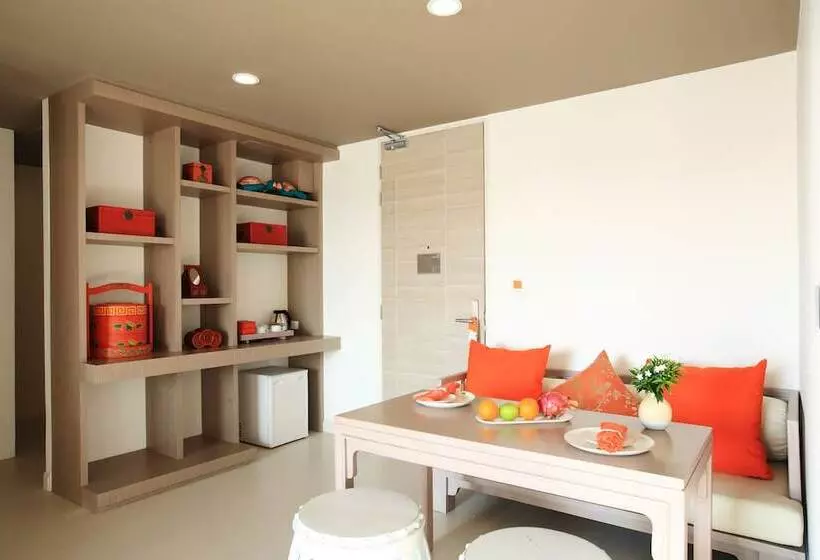 בית מלון כפרי Proud Phuket, Naiyang Beach