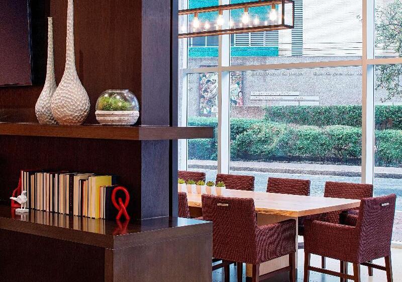 בית מלון כפרי Hilton Garden Inn Downtown Dallas