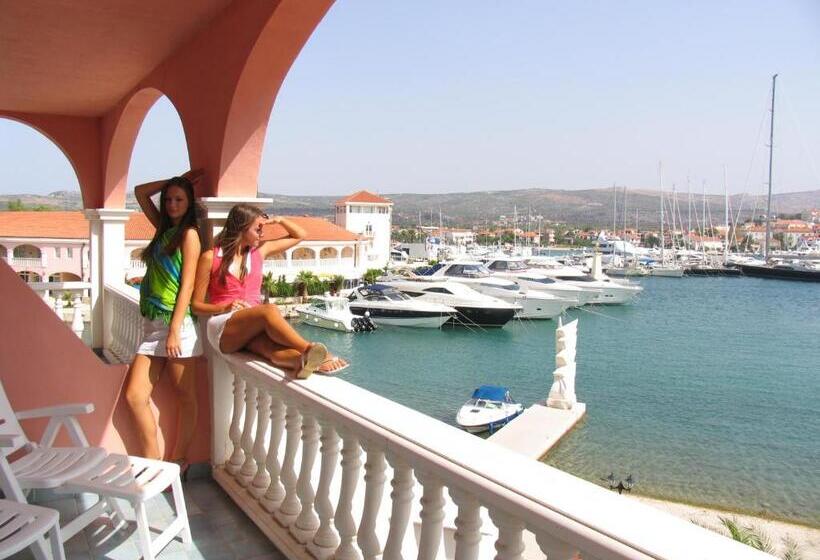 فندق Marina Frapa Resort Rogoznica