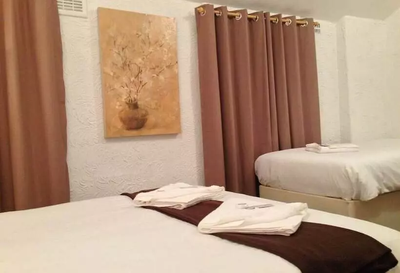 Wilsons Hotel   Blackpool Tower View