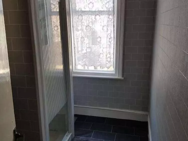 צימר Crompton House