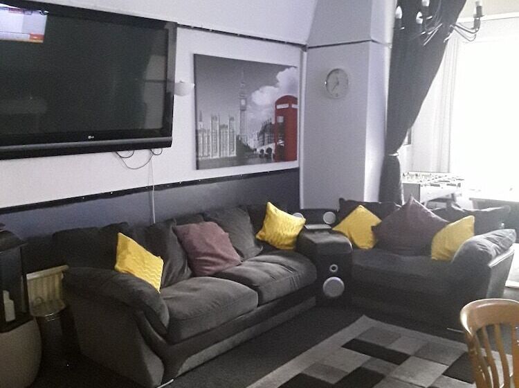 ベッドアンドブレックファースト Crompton House