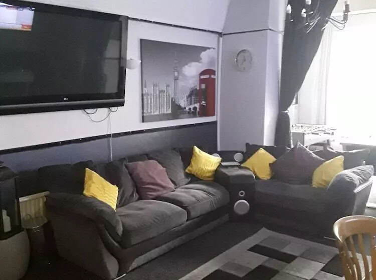 צימר Crompton House