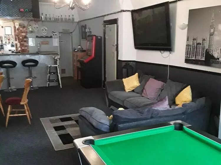 צימר Crompton House