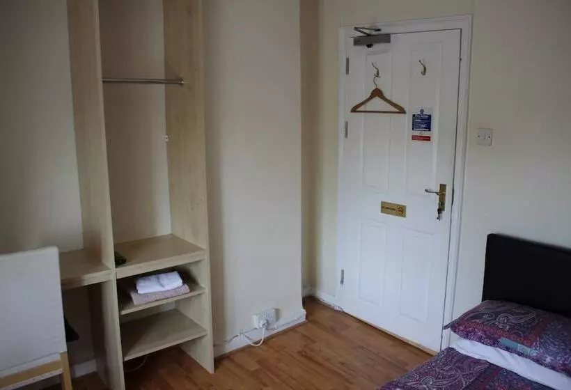 호텔 The Plough Inn