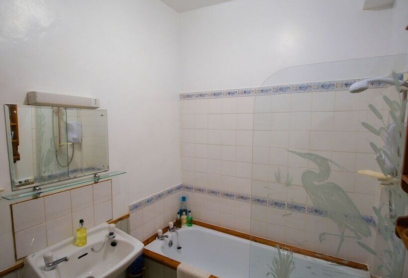 Lea House Bed And Breakfast