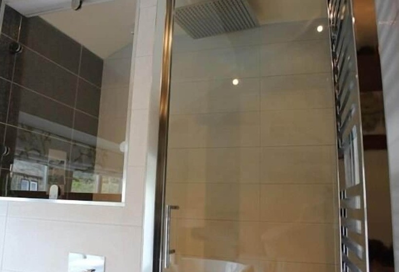 بنسيون The Fleece Inn