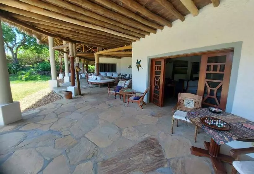 تختخواب و صبحانه Gulu House