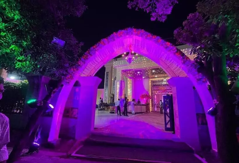 ホテル Vrinda Resort By Dcrest Vridavan