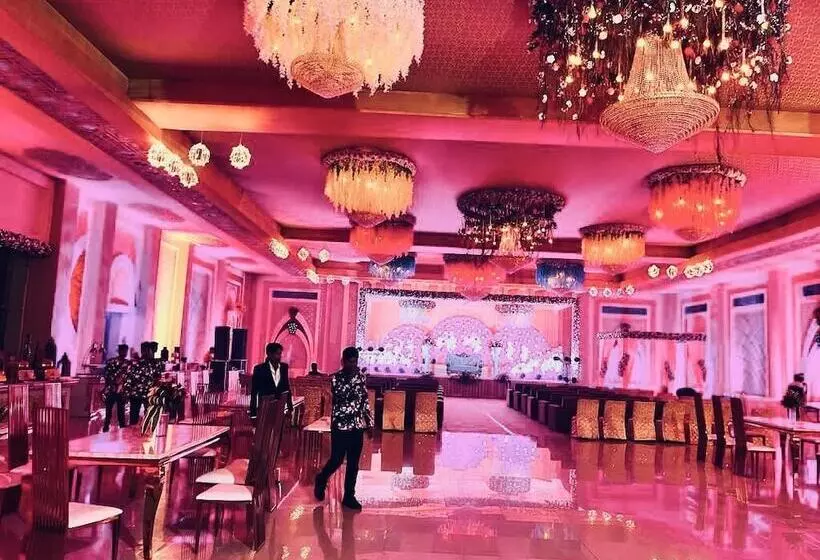 ホテル Vrinda Resort By Dcrest Vridavan