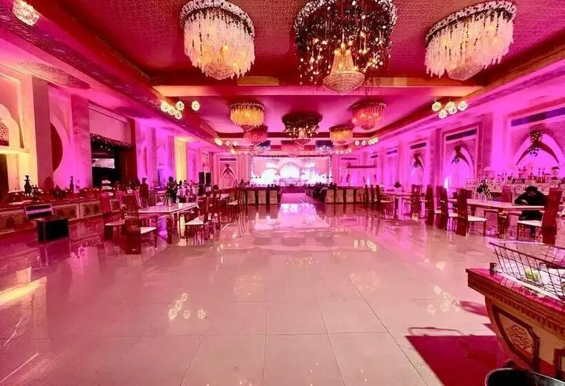 ホテル Vrinda Resort By Dcrest Vridavan