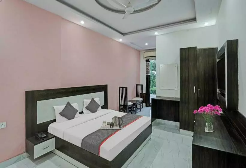 ホテル Oyo Townhouse 1133 Rajvanshi Paradise