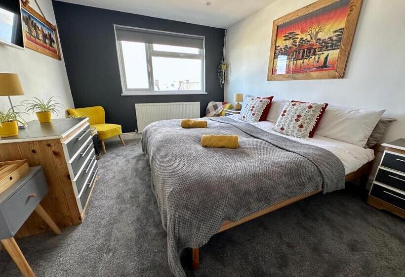 הוסטל Breakers Guest House