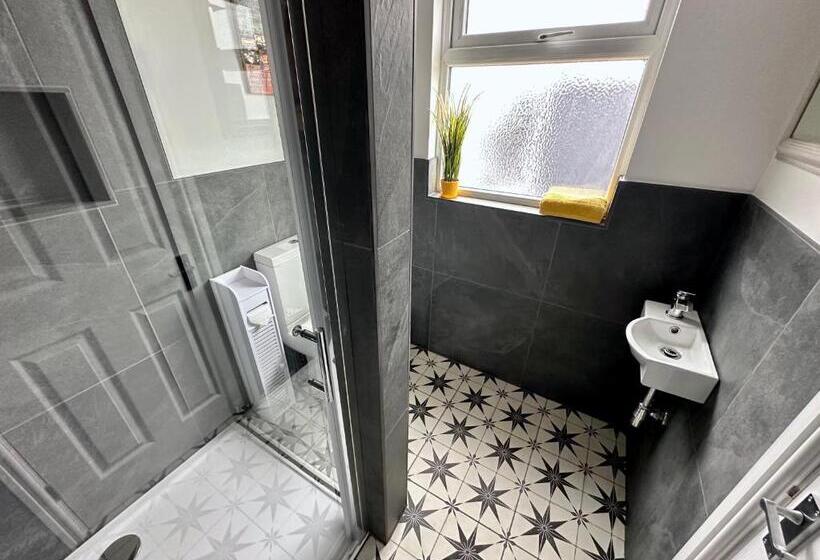 הוסטל Breakers Guest House