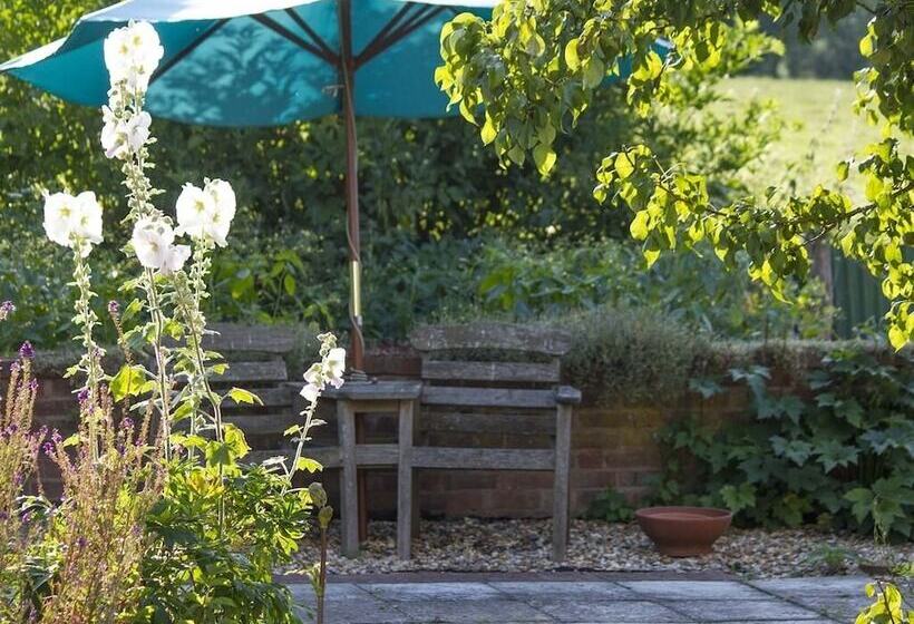 مبيت وإفطار Magpies Lodge