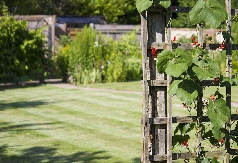 مبيت وإفطار Magpies Lodge