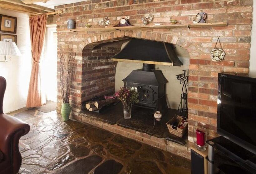 مبيت وإفطار Magpies Lodge