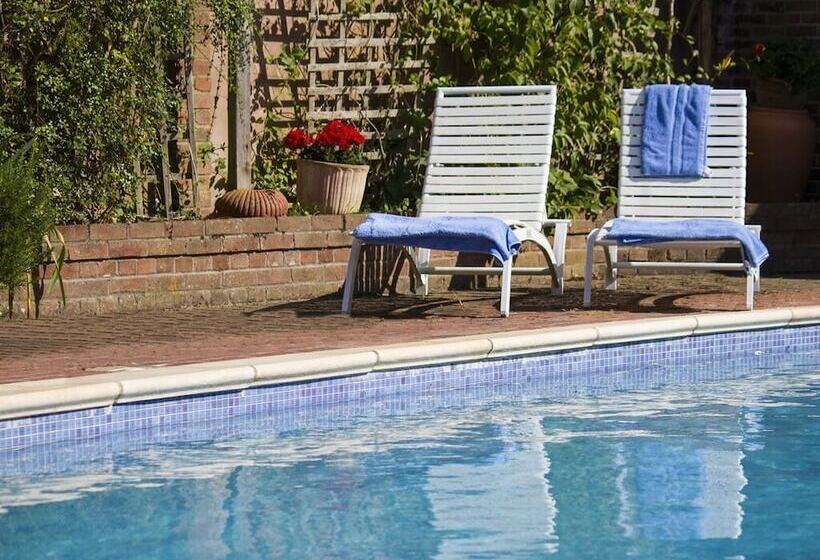 مبيت وإفطار Magpies Lodge